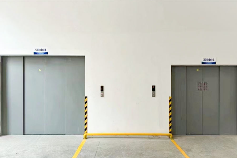 Elevator de marfă de tracțiune